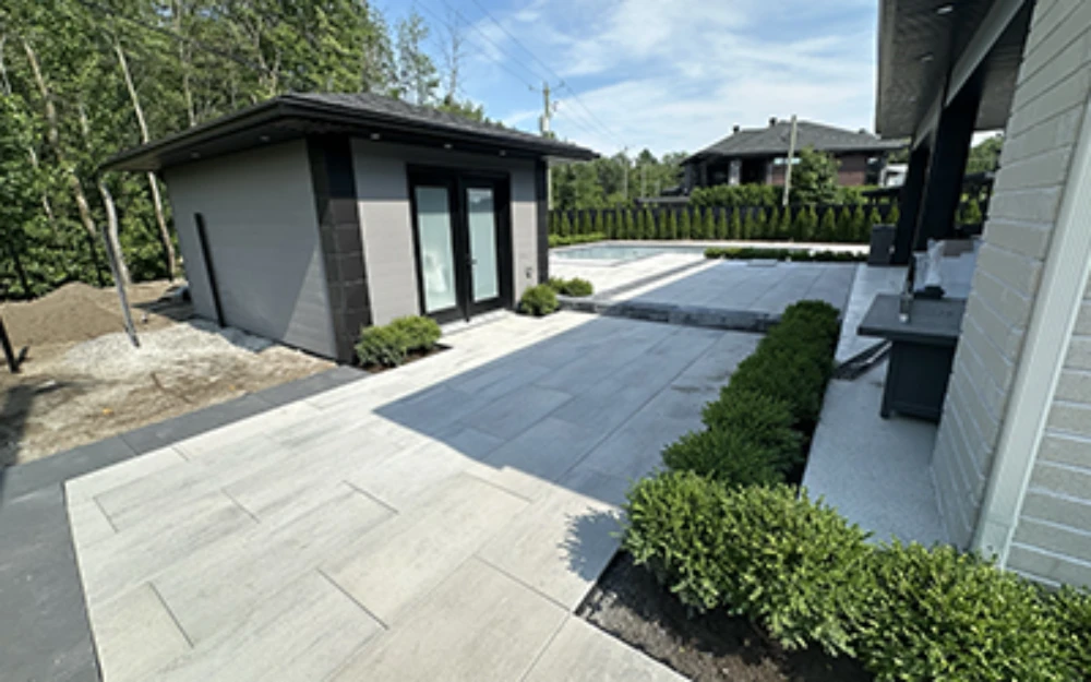 Installation de patio et terrasse en pave uni par Terrovia Inc.